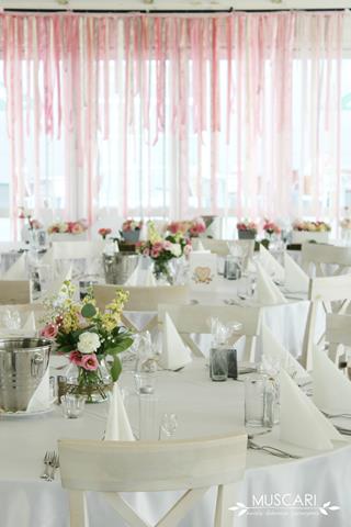 Piwonie, lewkonie i eustomy jako dekoracje stołów na wesele