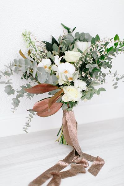 bukiet ślubny boho - kwiaty i zieleń ozdobione wstążką w kolorze miedzi