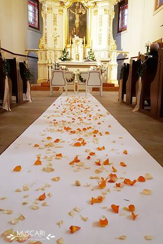 dekoracja kościoła na slub - biały dywan i płatki kwiatów