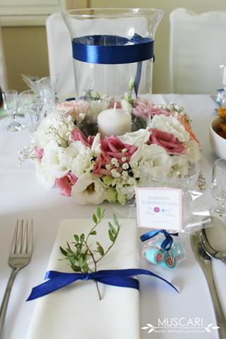 dekoracja stołu - wianek z kwiatów i lampion