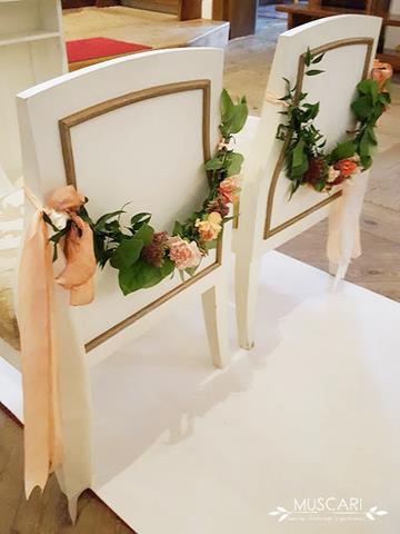 krzesła pary młodej ozdobione kwiatami