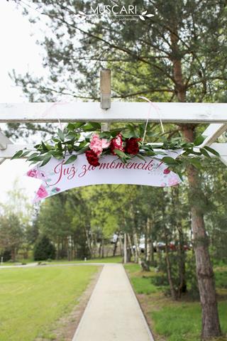 girlanda ozdobiona kwiatem - wskazówka jak dotrzeć na ceremonię ślubną