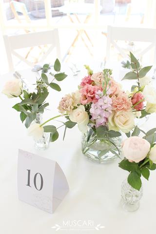 kwiaty i zieleń w aranżacji stołu na wesele
