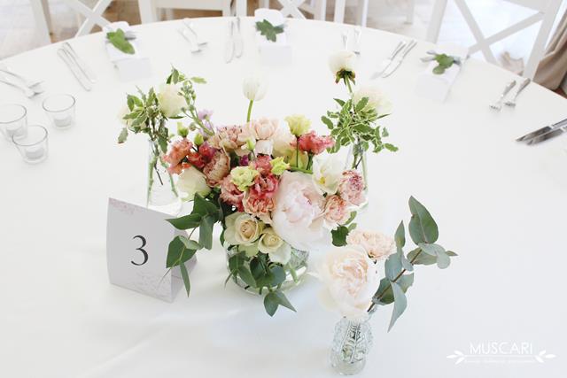 kwiaty i zieleń w kompozycji w dekoracji stołu na wesele