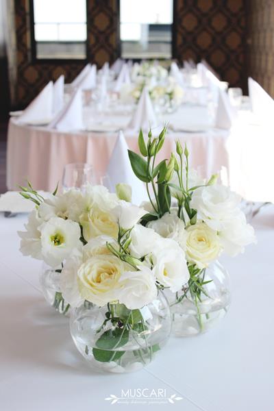 dekoracja stołu - białe kwiaty w szklanych kulach