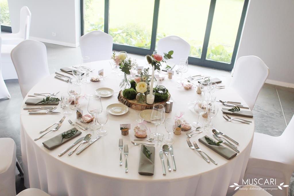 dekoracja stołu na wesele - drewniany plaster, pastelowe kwiaty, świece
