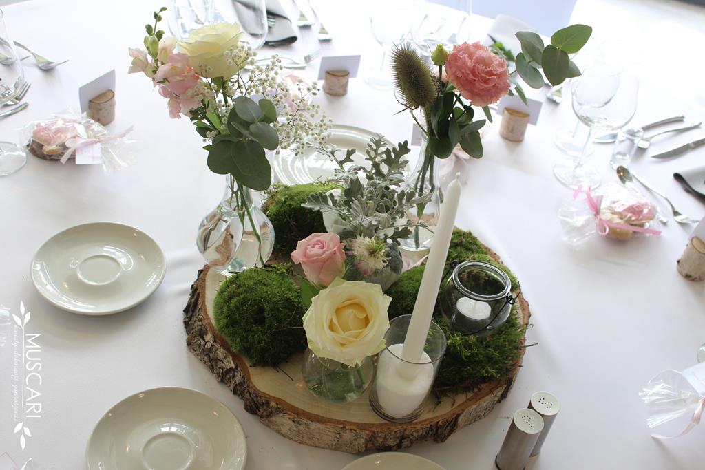 dekoracja stołu na wesele - plaster drewna, kwiaty, mech i świece