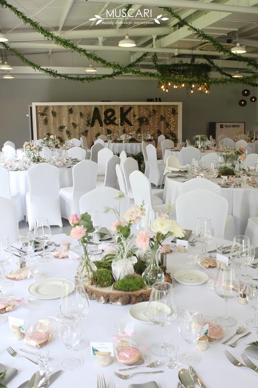 kwiaty, drewno, mech i zieleń w dekoracji stołu na wesele
