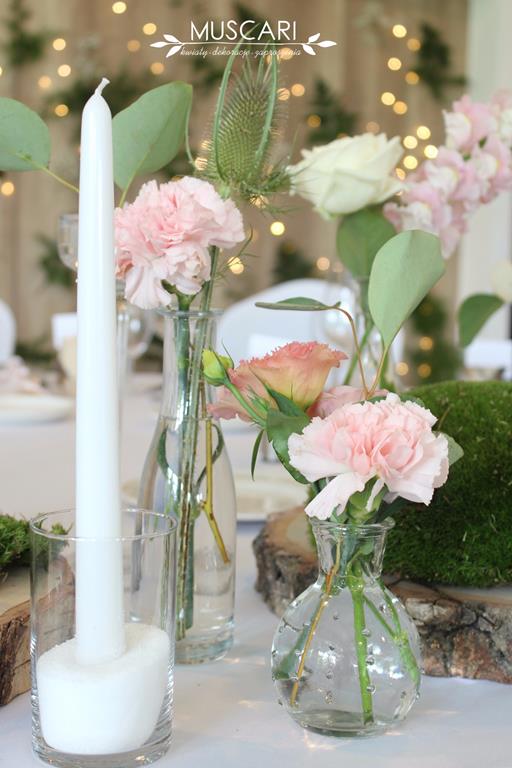kwiaty i świece jako dekoracja stołu