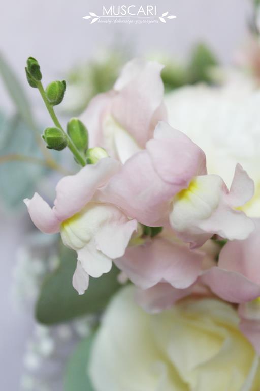 kwiaty w bukiecie ślubnym