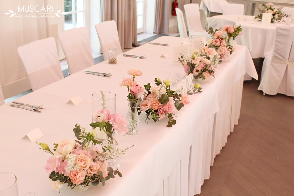 dekoracja stołu pary młodej - bukiety kwiatów