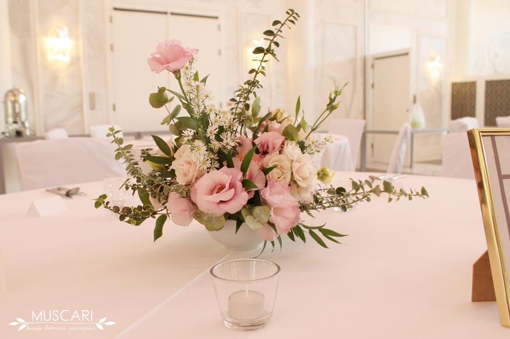 ogrodowa kompozycja kwiatowa na stół weselny - róże, astry, eustromy i zieleń