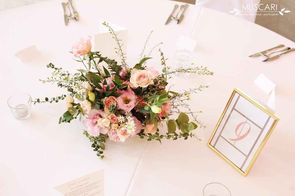 róże, eustomy, astry i zieleń w ogrodowej kompozycji na stole podczas wesela