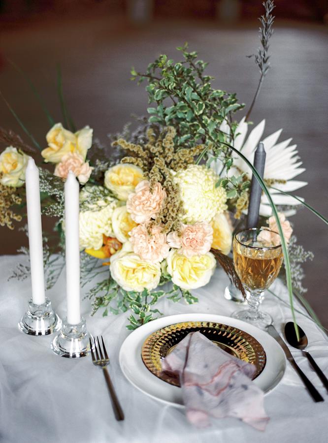 kwiaty w dekoracji stołu na wesele - Wild Beauty Project
