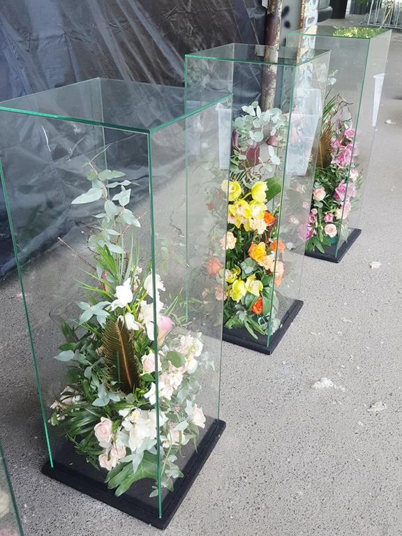kwiatowe kompozycje w szklanych kubikach (2)