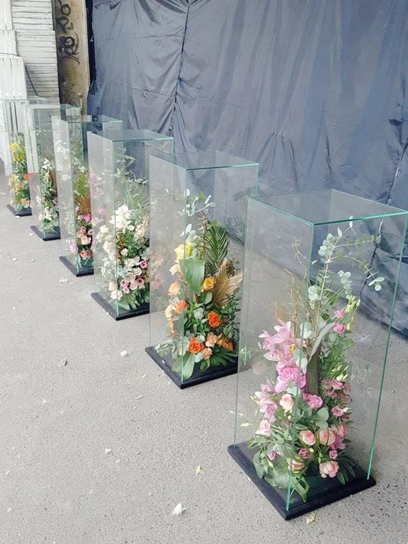 kwiatowe kompozycje w szklanych kubik