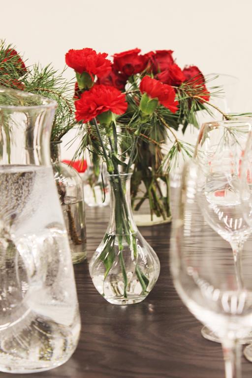 czerwone róże i goździki w dekoracji stołu