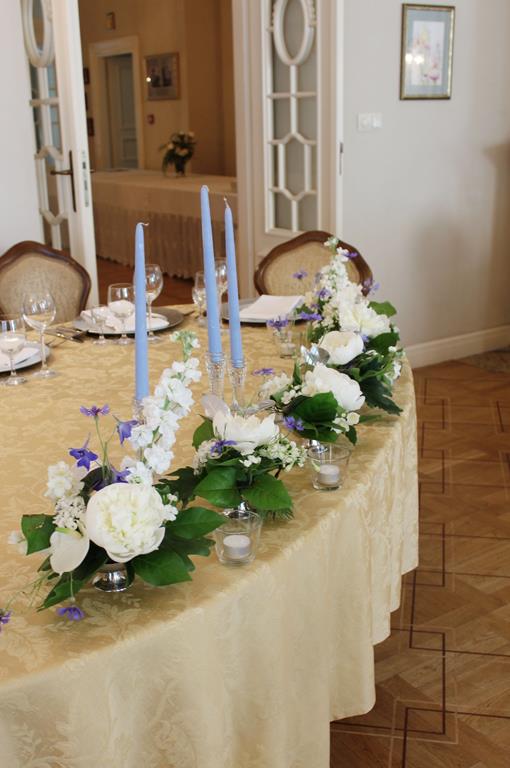 kwiaty, zieleń i świece - dekoracja stołu pary młodej