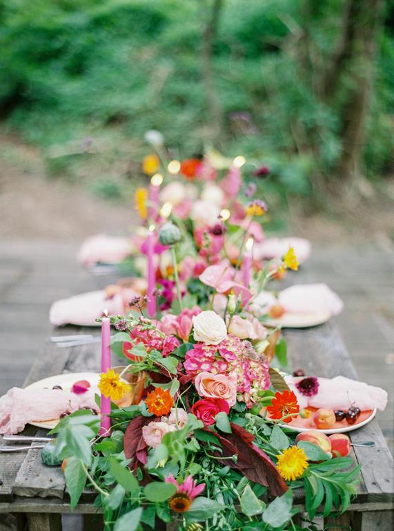 dekoracja stołu na wesele - kwiaty w kompozycji boho