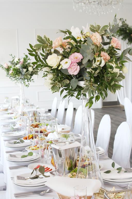 kwiaty i zieleń - kompozycje na wysokich wazonach - stół gotowy na wesele