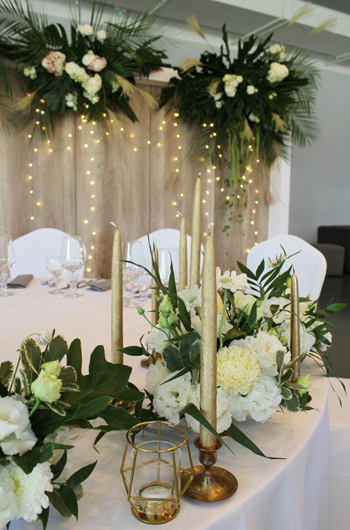 stół pary młodej - kwiaty, egzotyczne liście, świetliki, złote detale, świece, monogram (1)
