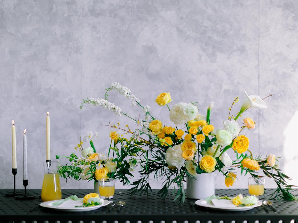 kwiaty na wesele - propozycja aranżacji stołu weselnego - żółte i białe kwiaty