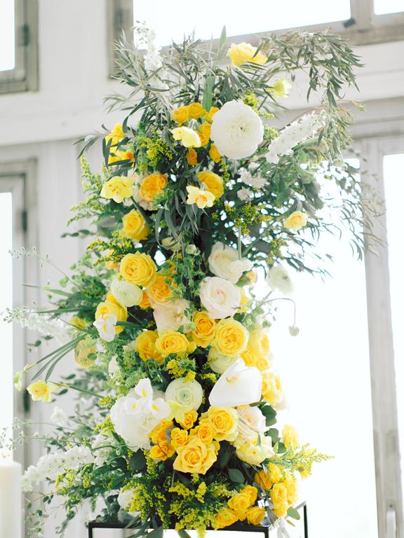 kompozycja kwiatowa z żółtych i białych kwiatów 