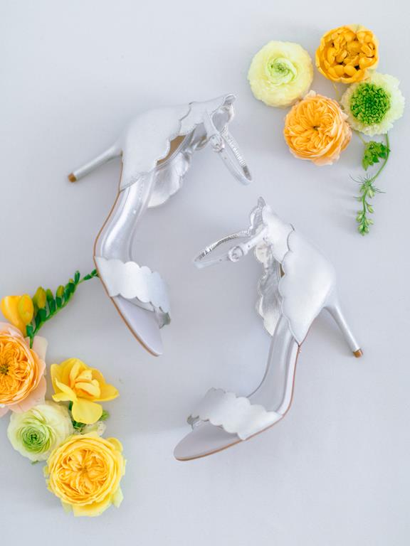 kwiaty i buty - przygotowania do ślubu i wesela
