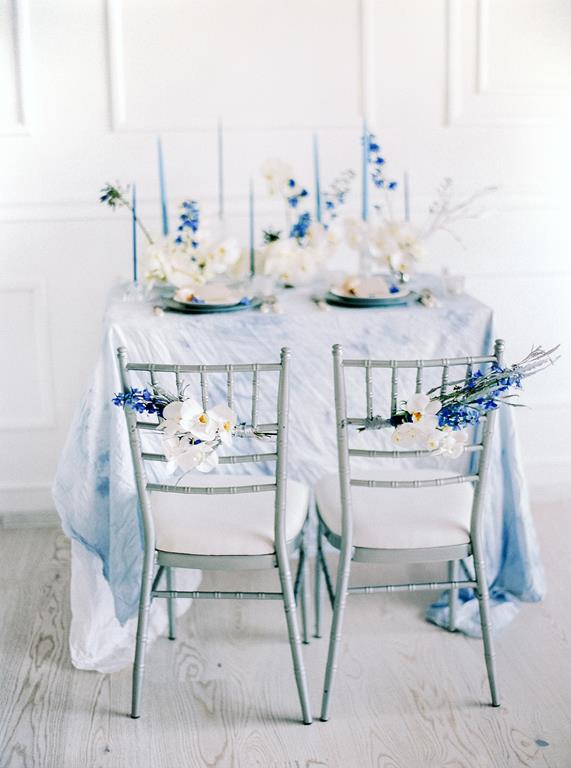 dekoracja stołu pary młodej z niebieskim motywem - propozycja aranżacji