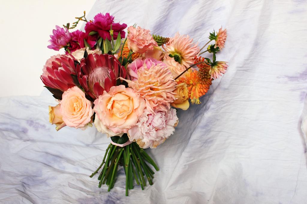 bukiet ślubny - protea, róże, piwonie, dalie i eustomy