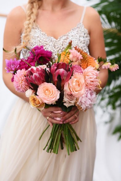 wiązanka ślubna z protea, róże, piwonie, dalie i eustomy