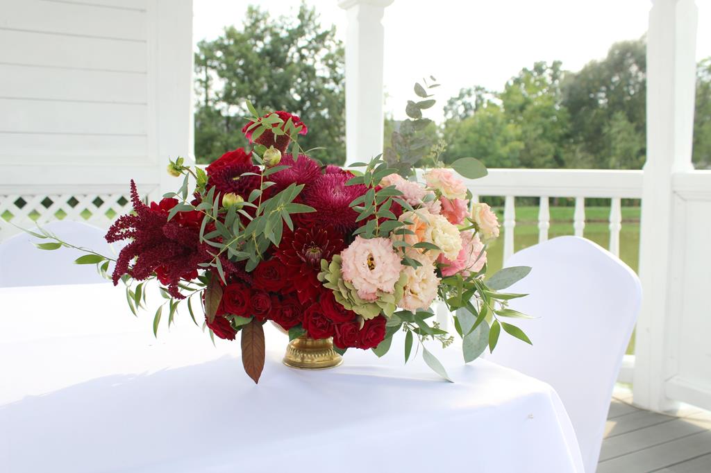 kompozycja ze świeżych kwiatów na stole prezydialnym - ślub cywilny