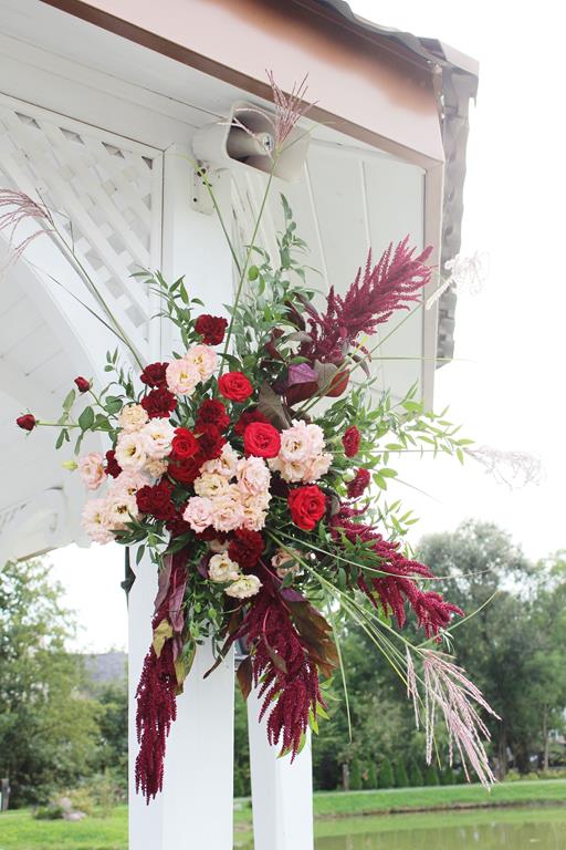 kompozycja ze świeżych kwiatów - ślub cywilny w plenerze