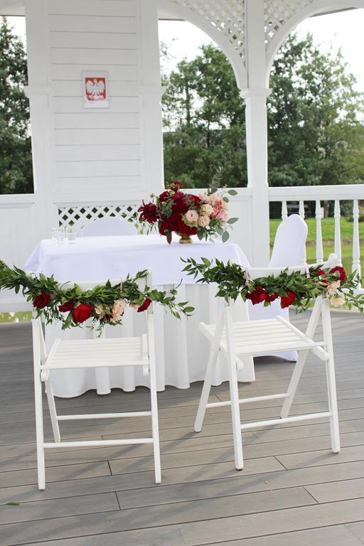 krzesła i stół ozdobione kwiatami