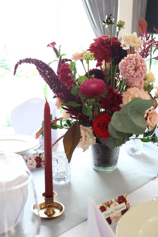kwiaty i zieleń w kompozycji na stole na wesele (5)