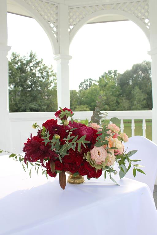 ślub cywilny - kompozcyja z kwiatów z kolorach przewodnich ceremoni ślubnej