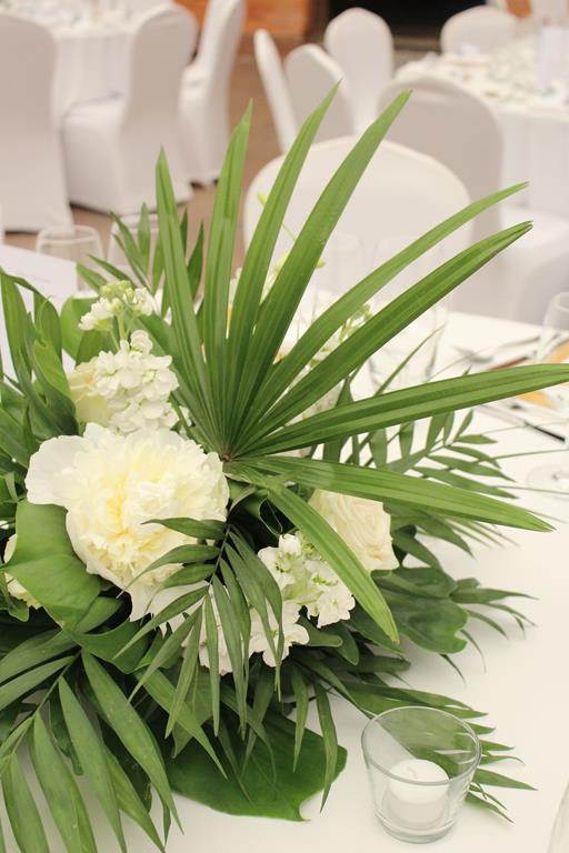 białe kwiaty i zieleń - dekoracja stołu