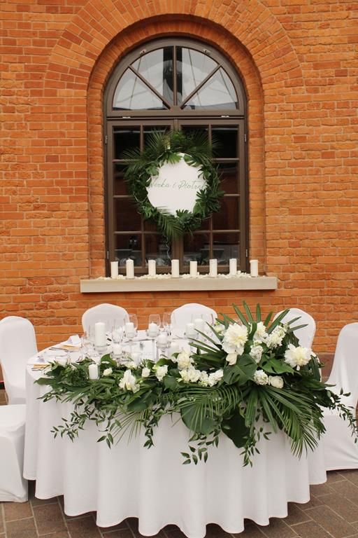 stół pary młodej - egzotyczna kompozycja z białych kwiatów i zielony liści
