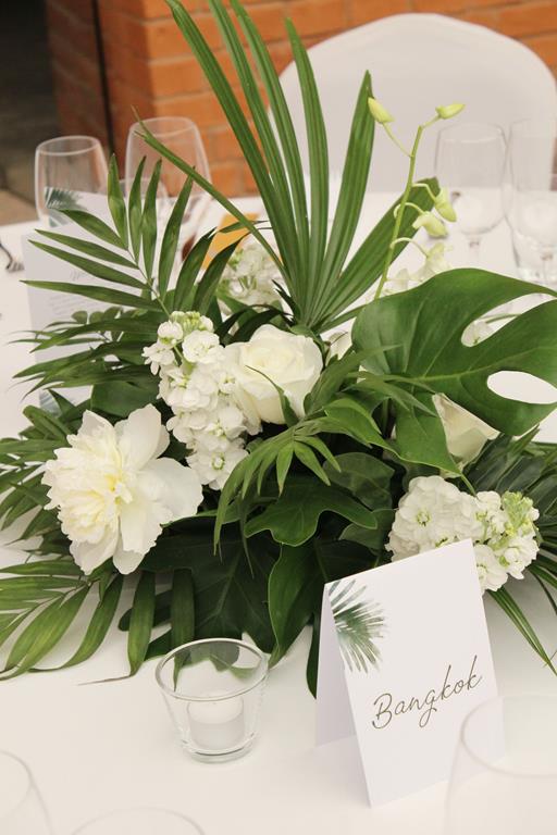zielone liście i kwiaty - dekoracja stołu na wesele