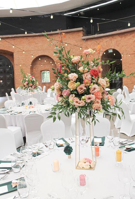 kolorowe wesela forteca - dekoracja stołu z kwiatów i zieleni
