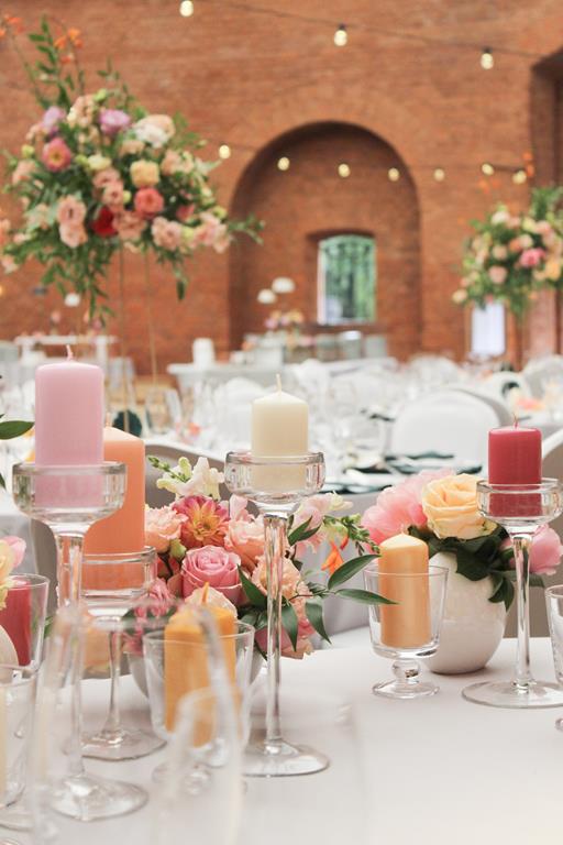kolorowe wesela forteca - kwiaty i świece w dekoracji stołów