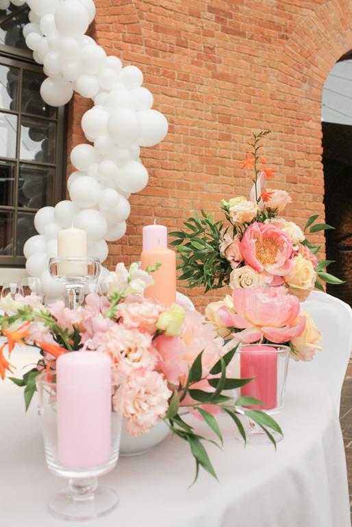 kolorowe wesela forteca - pastelowe kwiaty, świece i balony w dekoracji stołu pary młodej