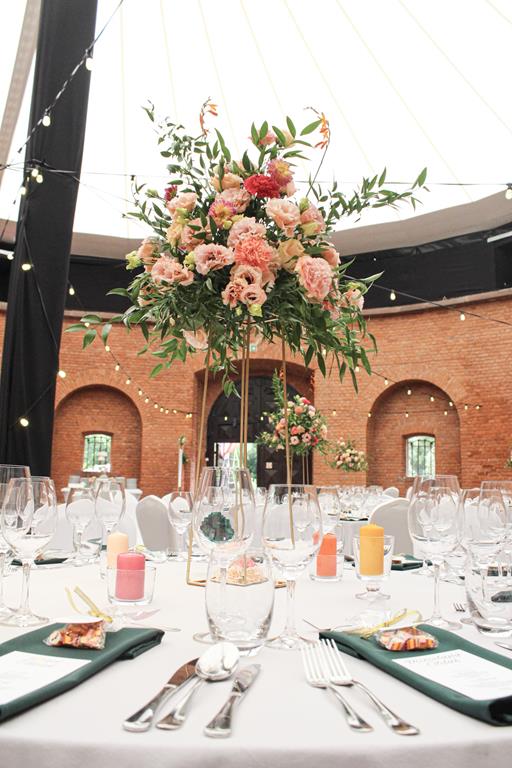 kolorowe wesela forteca - stoł weselny gotowy na rozpoczęcie przyjęcia