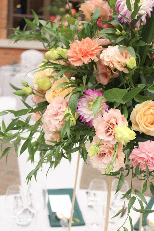 kolorowe wesela forteca - zieleń i kwiaty w kompozycji na stole