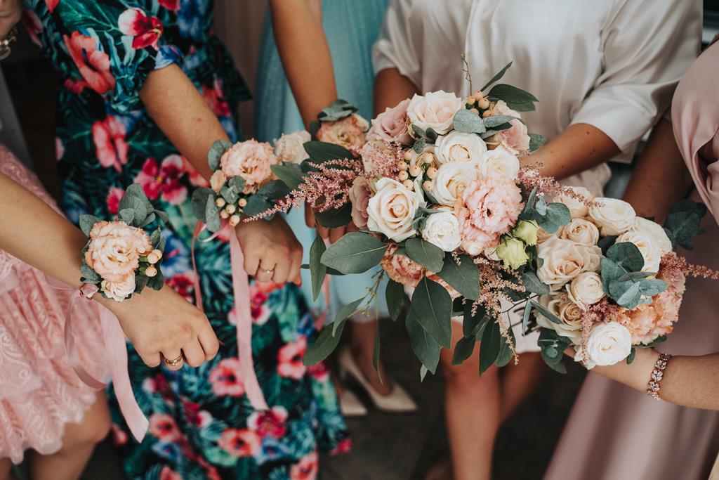 romantyczne wesele w Rezydencji Miętowe Wzgórza bransoletki kwiatowe, bukiet ślubny i bukiet świadkowej - w pastelowych barwach