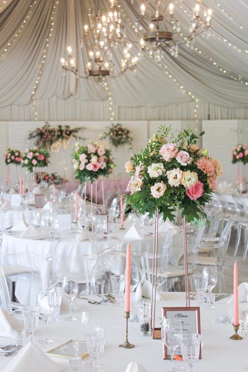 romantyczne wesele w Rezydencji Miętowe Wzgórza - kwiatowe kompozycje na stołach