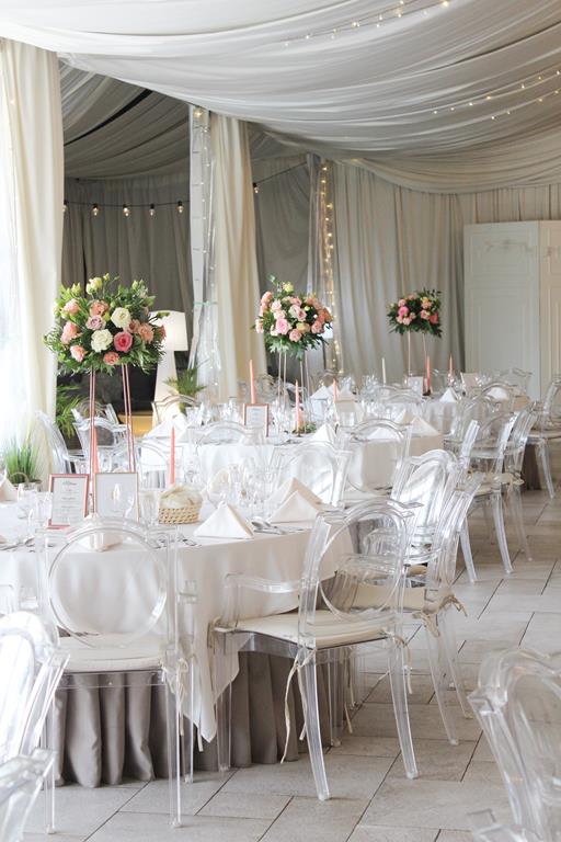romantyczne wesele w Rezydencji Miętowe Wzgórza - kwiaty na wysokich stojakach na stołach