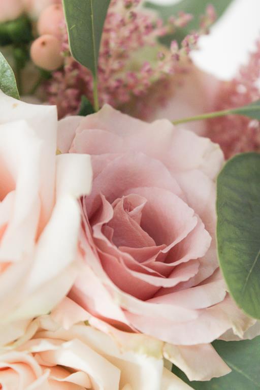 romantyczne wesele w Rezydencji Miętowe Wzgórza - pastelowa róża w bukiecie ślubnym