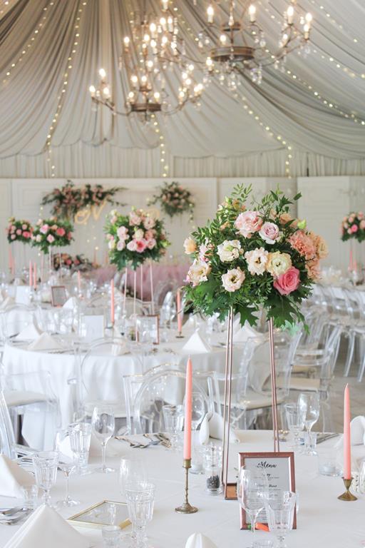 romantyczne wesele w Rezydencji Miętowe Wzgórza - pastelowe kwiaty i zieleń jako dekoracja stołów