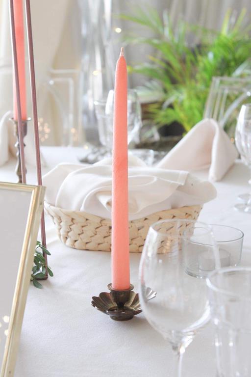 romantyczne wesele w Rezydencji Miętowe Wzgórza - świece w uroczych świecznikach w dekoracji stołu